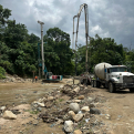 Trabajos del puente La Llanada sobre el río Jamey continúan avanzando pese a condiciones climáticas adversas